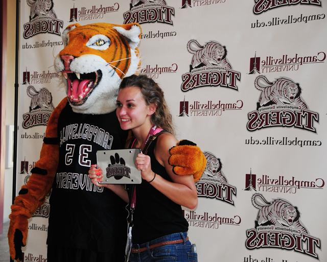 Sarah Bowman of Taylorsville, Ky. poses with Clawz, the CU mascot, at LINC. (Campbellsville  University Photo by Brittney Casey)