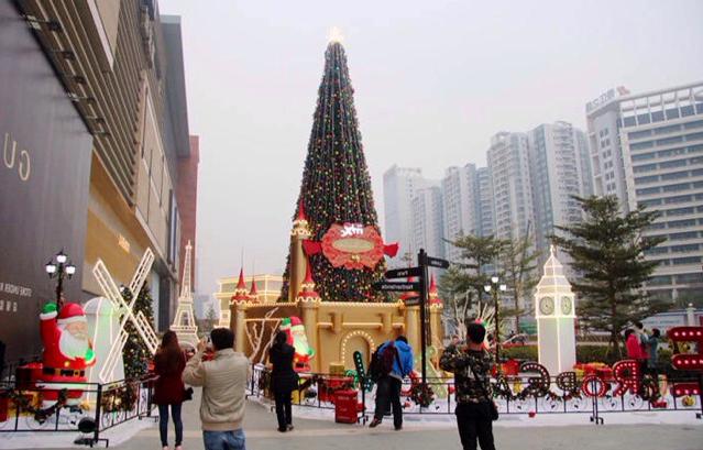  A shopping mall, called Mixc in Nanning, Guangxi, China, features Christmas decorations. It     is in the hometown of Ye Wei "Vicky," a graduate student earning her master's of business  administration degree.