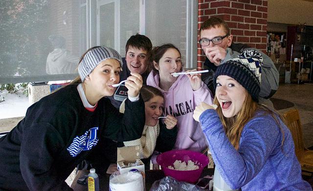 students eating snow cream